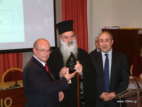 ο πρόεδρος του Αγροτικού Συνεταιρισμού Κριτσάς Νίκος Ζαχαριάδης παραλαμβάνει τη διάκριση δια χειρός Μητροπολίτη Πέτρας από την εκδήλωση του Επιμελητηρίου
