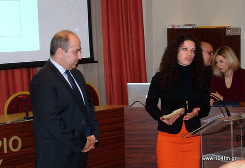 η Ιωάννα Λουμπουνάκη παραλαμβάνει τη διάκριση για την MIST Α.Ε. από την εκδήλωση του Επιμελητηρίου