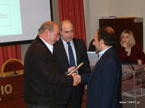 ο Μανώλης Αντωνιδάκης της DIODEBELL AE παραλαμβάνει τη διάκριση από τον βουλευτή Κωστή Δερμιτζάκη από την εκδήλωση του Επιμελητηρίου Λασιθίου