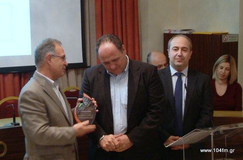 ο πρόεδρος της ΚΤΕΛ Ηρακλείου - Λασιθίου ΑΕ Εμμ. Χαχλιούτης παραλαμβάνει τη διάκριση από τον Δήμαρχο Αγίου Νικολάου από την εκδήλωση του Επιμελητηρίου Λασιθίου