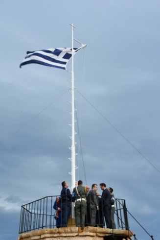 έπαρση της σημαίας στο φρούριο του Φιρκά