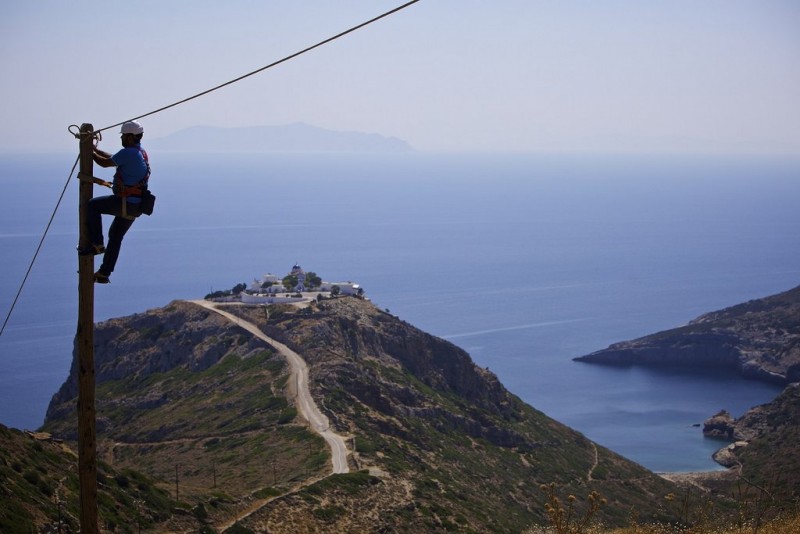 στήνοντας δίκτυα στα νησιά