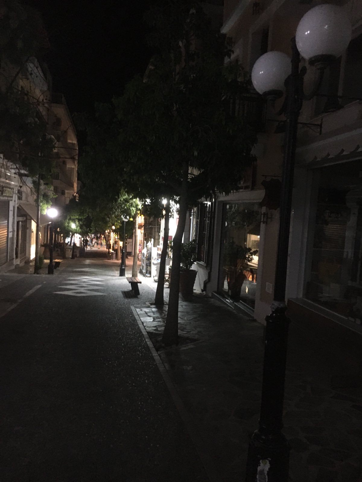 Η δεξιά σειρά φώτων στον πεζόδρομο δεν ανάβει !!