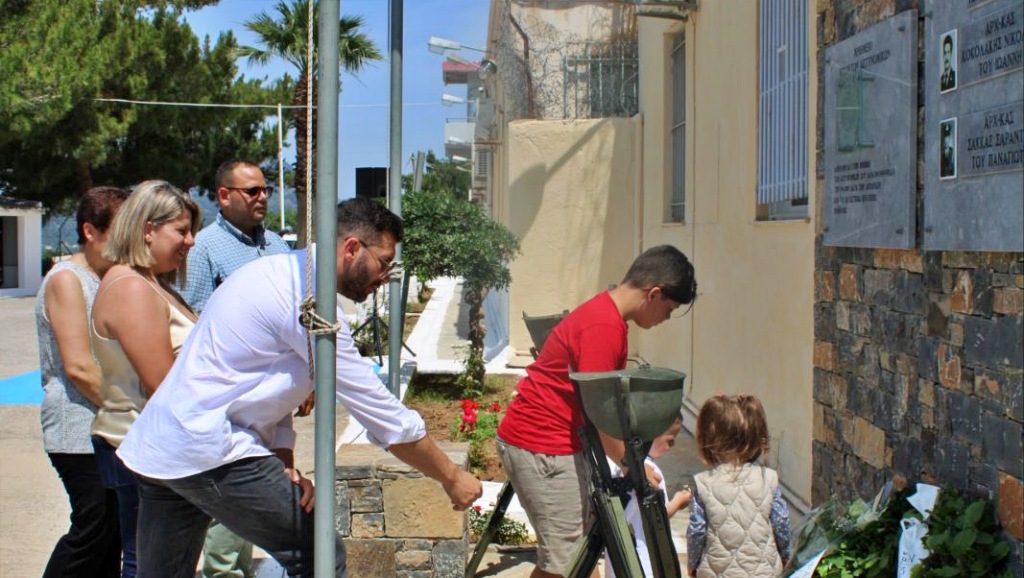 Τιμή στους δύο πεσόντες αστυνομικούς στις φυλακές Νεάπολης