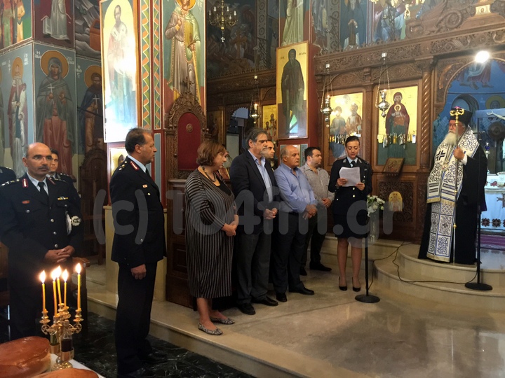 αξιωματικοί και εκλεγμένοι ακούν την ημερήσια διαταγή