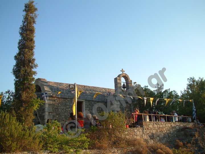 η εκκλησία όπως φαίνεται από τον δρόμο