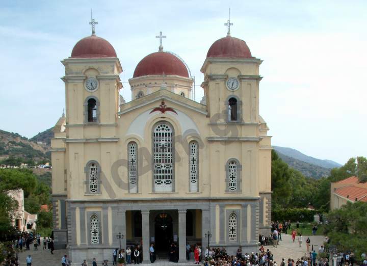 Την εκδήλωσε άνοιξε με τον χαιρετισμό του ο Μητροπολίτης Πέτρας και Χερρονήσου Γεράσιμος, παρούσης σύσσωμης της δημοτικής αρχής
