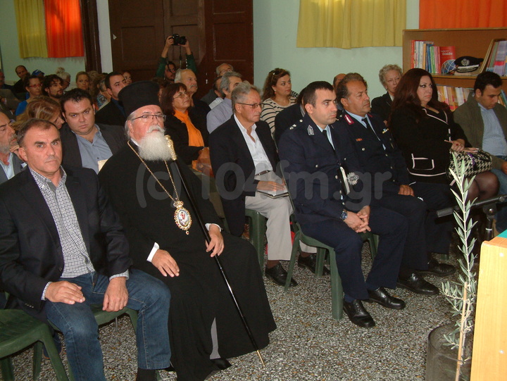 η αίθουσα του δημοτικού σχολείου γέμισε ασφυκτικά