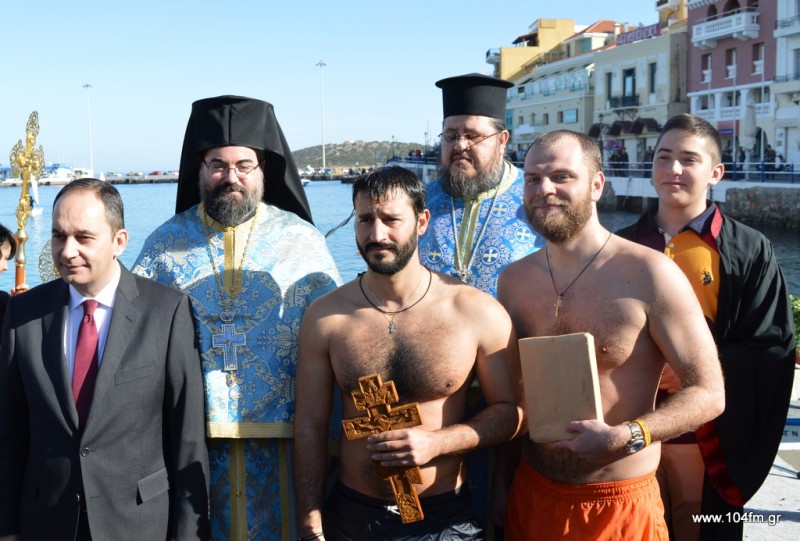 Αρχιμανδρίτης Τίτος, βουλευτής Γιάννης Πλακιωτάκης, ο Λάμπης Αλεξάκης και ο Ρώσος κολυμβητής (δεξιά)