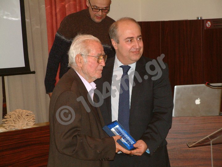 ο πρόεδρος Θωμάς Χαριτάκης τιμά τον επί δεκαετίες πρόεδρο και μέλος του Επιμελητηρίου Λασιθίου Νίκο Τζανόπουλο