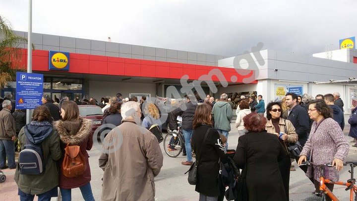 διαδηλωτές αναγκάζουν πολυκατάστημα να κλείσει στην Ιεράπετρα