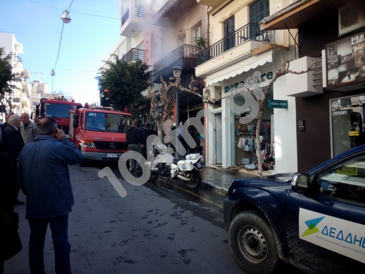 κατάστημα μαλιών καίγεται