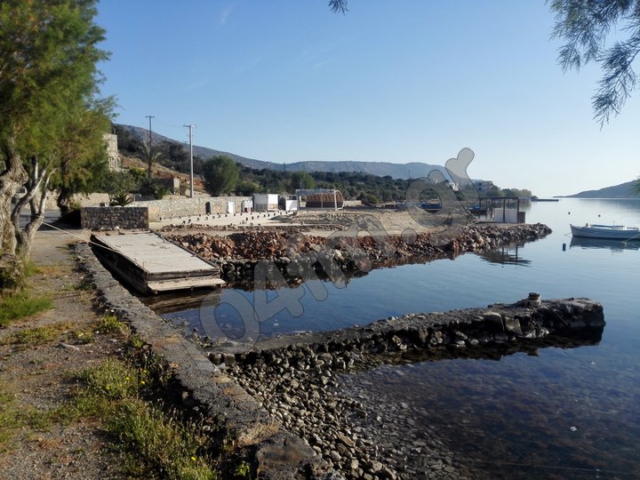 η παραλία με τις προσχώσεις για τα λιμνάζοντα ύδατα και τα βακτήρια