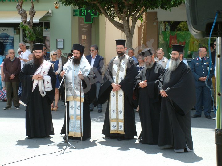 Ο μητροπολίτης Πέτρας και Χερρονήσου Γεράσιμος με ιερείς στην επιμνημόσυνη δέηση