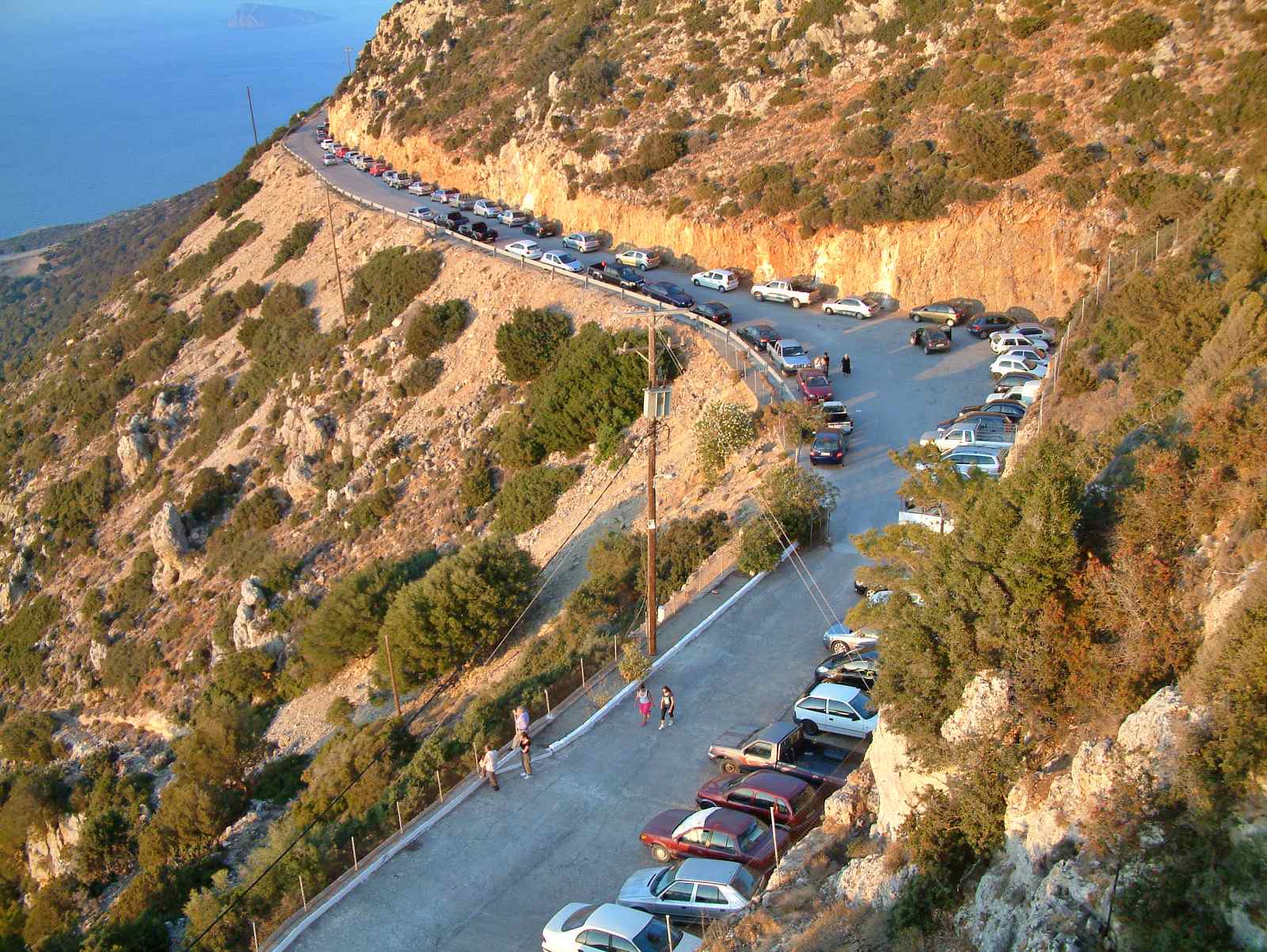 Μέχρι και ο Μητροπολίτης Κύριλλος έκανε τον τροχονόμο μετά τον εσπερινό