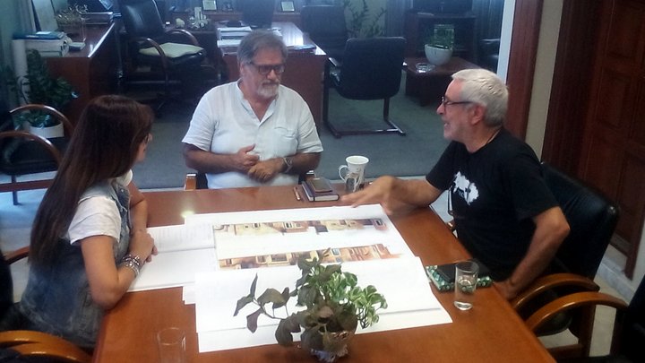 ο σκηνογράφος Αντώνης Χαλκιάς στον δήμαρχο Αγ. Νικολάου