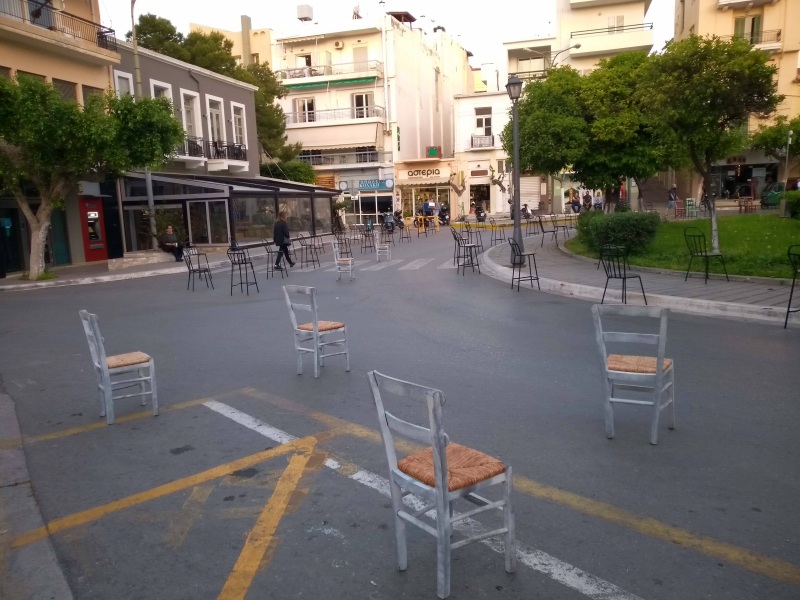 Άδειες καρέκλες στη πλατεία Αγίου Νικολάου