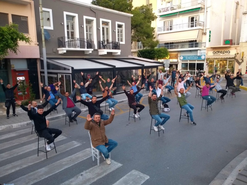 Άδειες καρέκλες στη πλατεία Αγίου Νικολάου