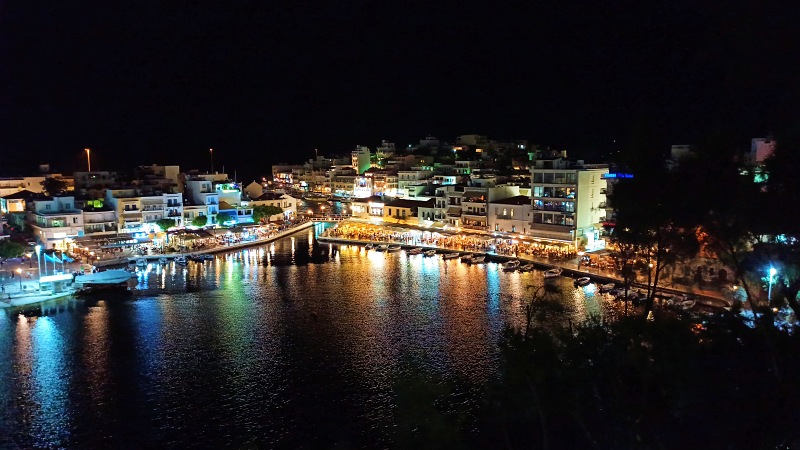 Τα μαγαζιά έκλεισαν, οι πελάτες έμειναν στις θέσεις τους ....