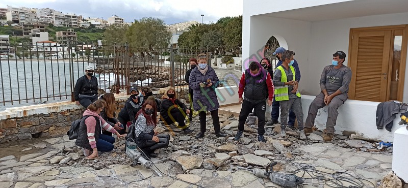 Η Αποκεντρωμένη επιμένει, οι εργαζόμενοι σταματούν τις εργασίες