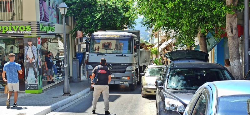 Άμα παρκάρεις στη μέση του δρόμου .....