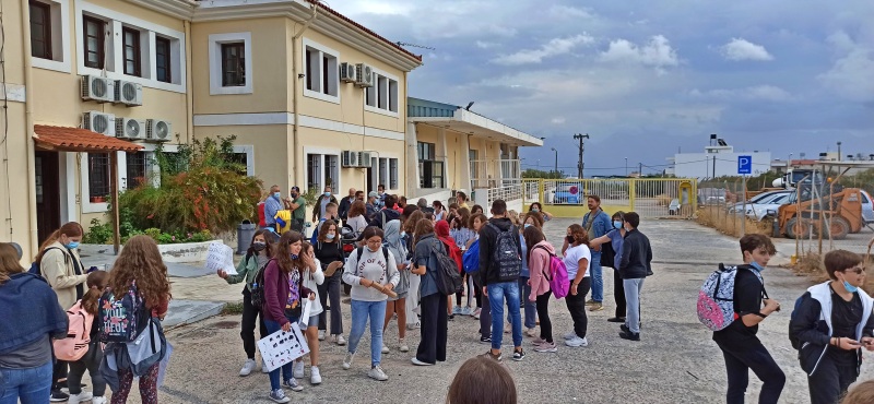 Οι μαθητές βγήκαν στους δρόμους για τα σχολειά τους