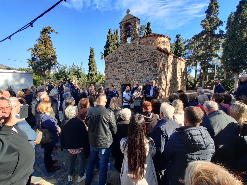 Περισσότερος ο κόσμος στο εκκλησάκι του Αγίου Νικολάου, παρά στον Άγιο Αντώνιο