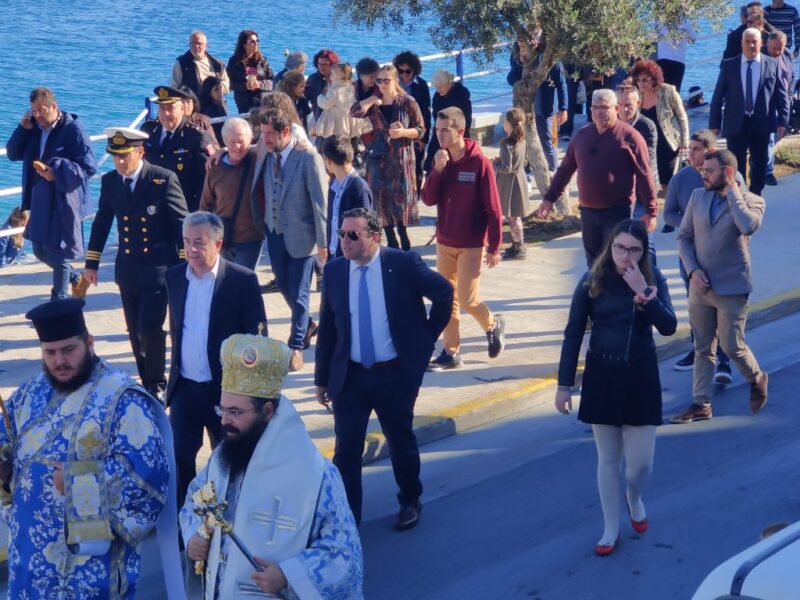 Περισσότερος ο κόσμος στο εκκλησάκι του Αγίου Νικολάου, παρά στον Άγιο Αντώνιο