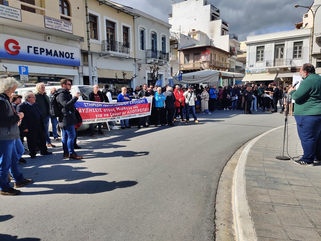 Ο κόσμος στους δρόμους, η κυβέρνηση αδιαφορεί