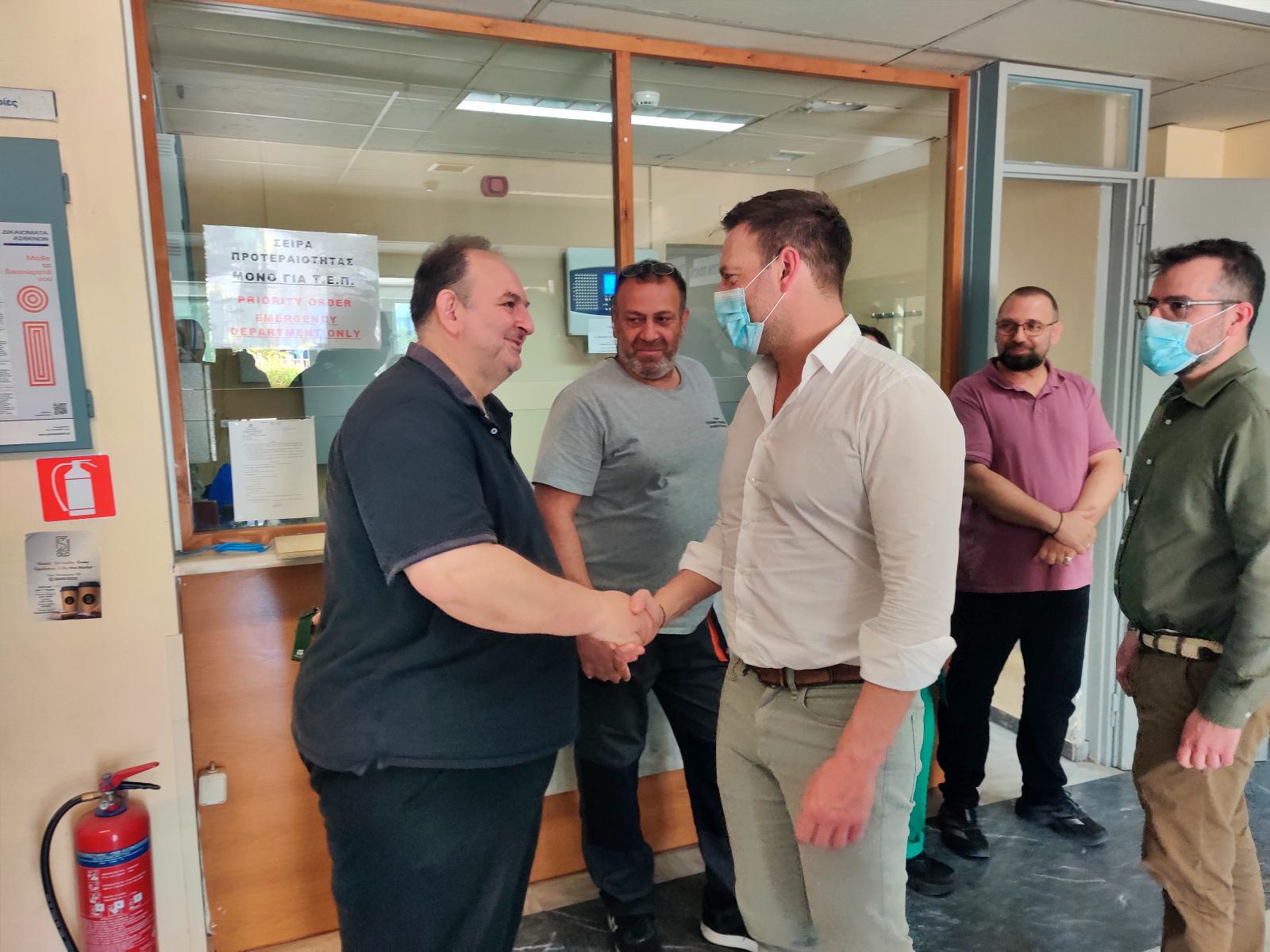 Ο Στέφανος Κασσελάκης στο νοσοκομείο Αγίου Νικολάου
