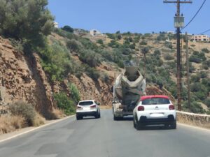Δεν είναι δυνατόν να κινούνται κατακαλόκαιρο, μέρα μεσημέρι, φορτηγά, υδροφόρες, μπετονιέρες στο δρόμο Άγιος Νικόλαος – Ελούντα