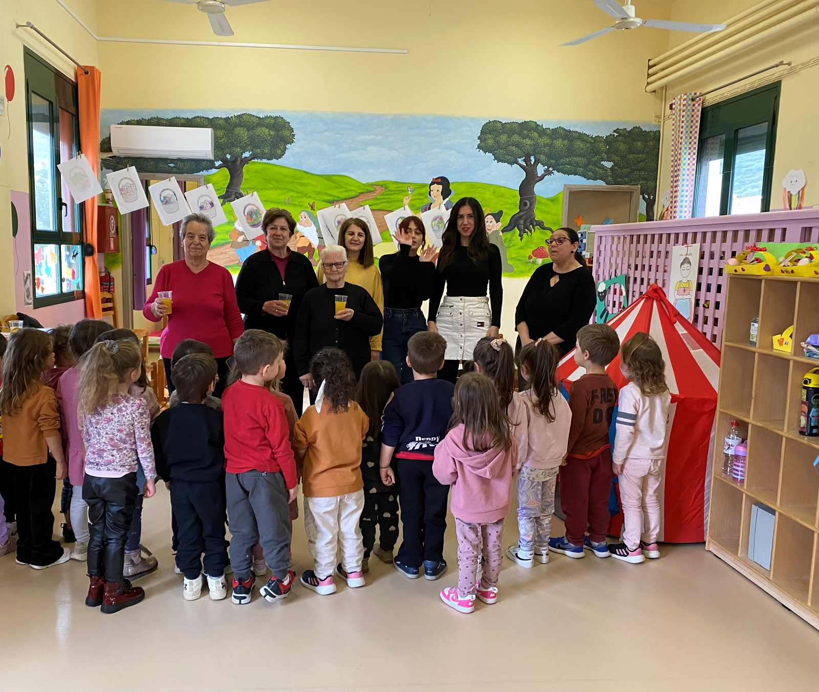 “Λαζαράκια” στον Παιδικό Σταθμό Νεάπολης από τα μέλη του ΚΑΠΗ