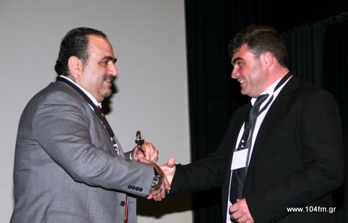 ο πρόεδρος του συνδέσμου Μ. Καμπανός προσφέρει ένα αναμνηστικό γλυπτό των αφών Σωτηριάδη στον Μ. Σφακιανάκη