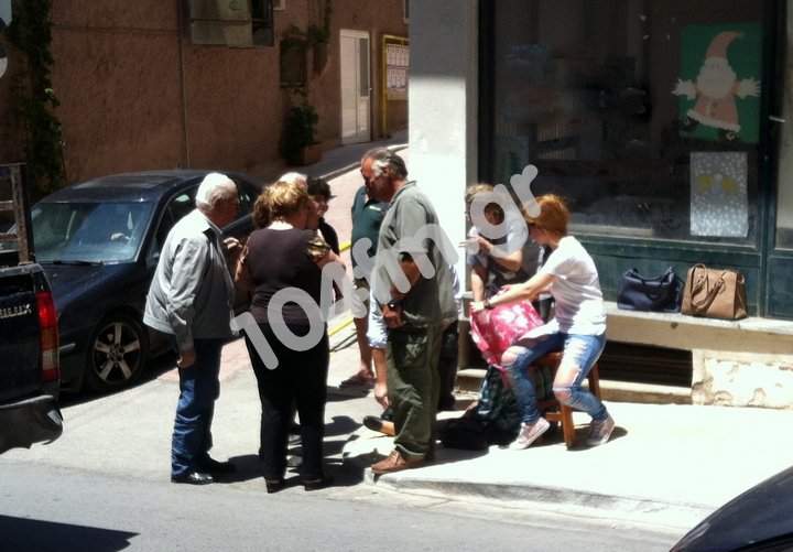 η γυναίκα κάτω, περιμένοντας ματαίως το ασθενοφόρο ....