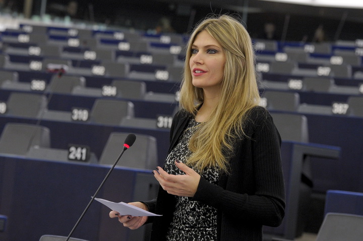 Εύα Καϊλή, συμπεριφορά καρτέλ οι φανερές και αφανείς χρεώσεις των τραπεζών