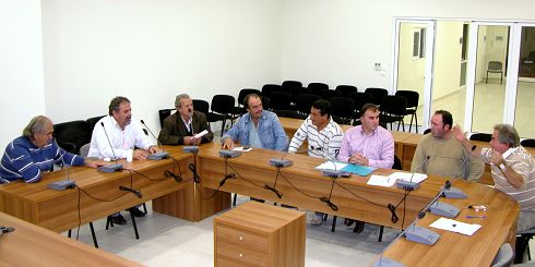 ο δήμαρχος και τα μέλη της επιτροπής