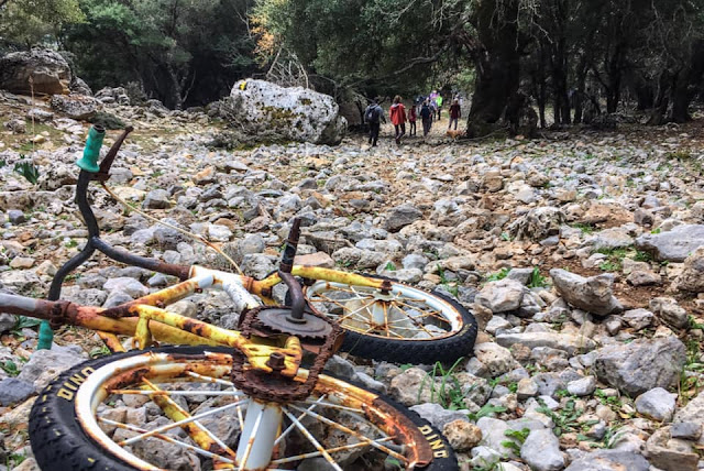 Πεζοπορία στο μονοπάτι από οροπέδιο Καθαρού προς Κριτσά