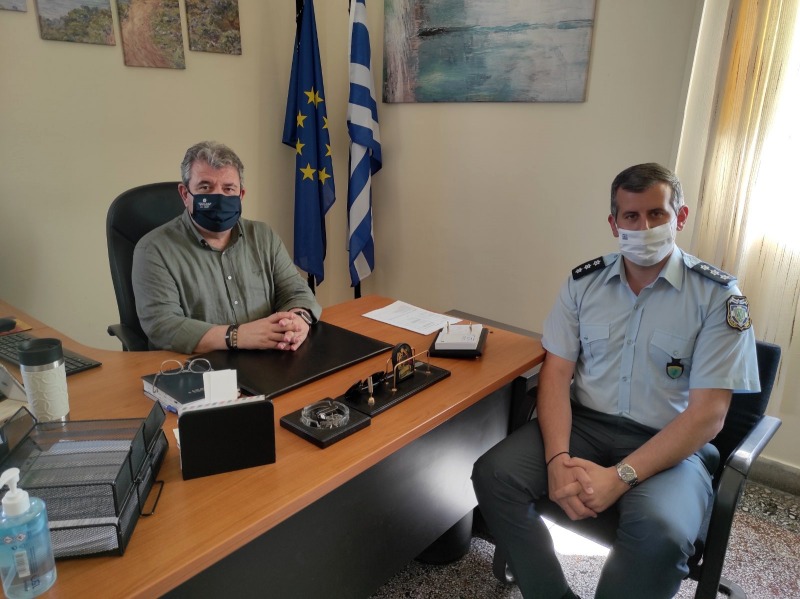 ο Διοικητής της Τροχαίας Αγίου Νικολάου, στον Διευθυντή Δευτεροβάθμιας