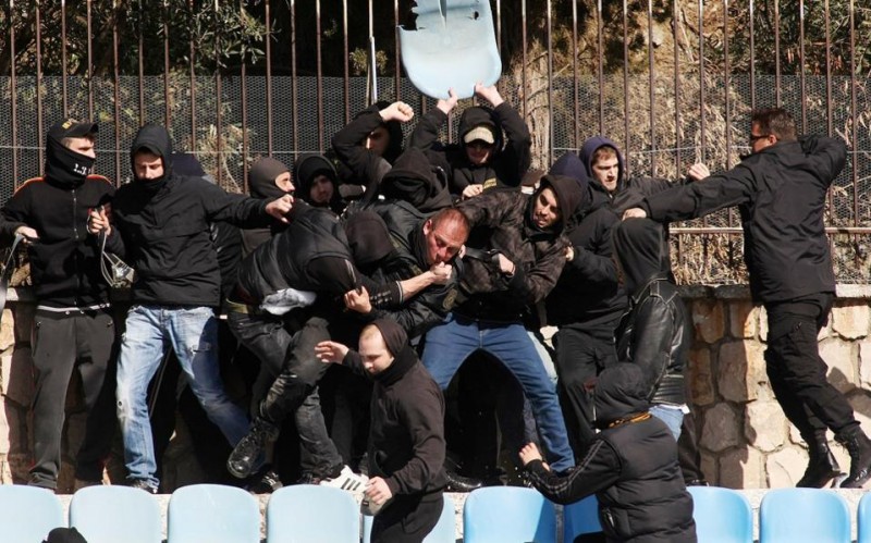 παρά τις εξαγγελίες, το ξύλο συνεχίζει να πέφτει....