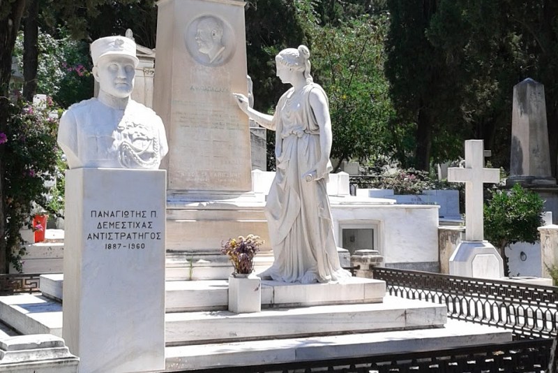 για την αποκατάσταση του ταφικού μνημείου Παπαδάκη