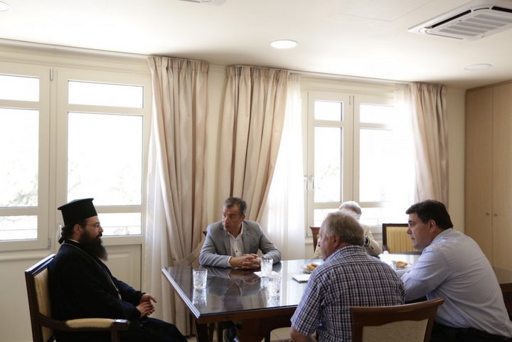 με τον Μητροπολίτη Πέτρας Γεράσιμο