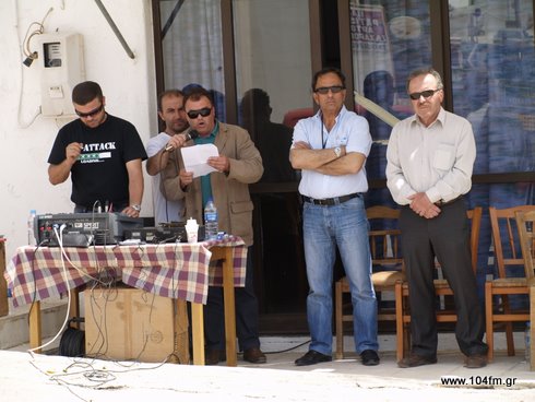 Ο δήμαρχος, πρώην δήμαρχος, μικώντας στον κόσμο