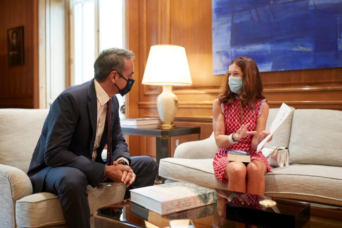 Συνάντηση Μητσοτάκη με τη Victoria Hislop