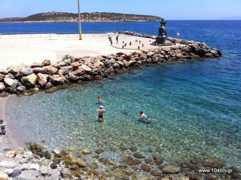 η μικρή παραλία στην άκρη του λιμανιού