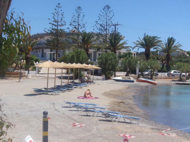 Οι τουρίστες φταίνε για την παραλία του Καθολικού!