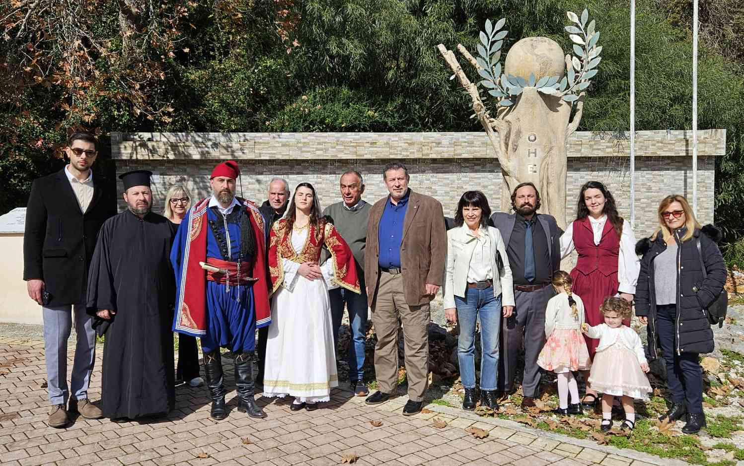 Σε ημερίδα για την Γεωπολιτική Σημασία της Κρήτης στο Ντίσελντορφ της Γερμανίας με ομιλητές από το Ελληνικό Ινστιτούτο Στρατηγικών Μελετών (ΕΛΙΣΜΕ) που διοργάνωσε ο τοπικός Σύλλογος Κρητών υπό από την αιγίδα του Γενικού Προξενείου της Ελλάδας, του Παγκοσμίου Συμβουλίου Κρητών (ΠΣΚ)  και της Παγκρητικής Ομοσπονδίας Ευρώπης (ΠΟΕ) παρευρέθηκε ο πρόεδρος του Παγκοσμίου Συμβουλίου Κρητών, Νίκος Καστρινάκης, καθώς επίσης και η Πρόεδρος της ΠΟΕ, Ευτυχία Σαβιολάκη.

Η ημερίδα πραγματοποιήθηκε στο Ενοριακό κέντρο του Αγίου Αποστόλου Ανδρέα στο Ντίσελντορφ, στις 26 Ιανουαρίου 2025. Συντονιστές της εκδήλωσης ήταν ο Αντιπτέραρχος (ΜΗ) ε.α. Θεόδωρος Γιαννιτσόπουλος Μέλος ΕΛΙΣΜΕ και ο Σπυρίδων Τζιάκης, Γραμματέας Συλλόγου Κρητών Ντίσελντορφ.

Ο κ. Γιαννιτσόπουλος παρουσίασε ιστορικά στοιχεία από ομιλία της Νικολέτας Μπράτση, αρχαιολόγου και μέλους του ΕΛΙΣΜΕ, με θέμα «Ο Μινωικός Πολιτισμός και η Στρατηγική σημασία της Κρήτης από την Προϊστορία». Ο πρόεδρος του ΔΣ του ΕΛΙΣΜΕ Αντ/γος (ε.α.) Ιωάννης Μπαλτζώης παρουσίασε την ενότητα «Η Γεωπολιτική Αξία της Κρήτης στην Ανατολική Μεσόγειο», ο αντιπρόεδρος του ΔΣ του ΕΛΙΣΜΕ Αντιναύαρχος (ε.α.) του Π.Ν. Βασίλειος Μαρτζούκος παρουσίασε «Το Τουρκο-Λιβυκό Μνημόνιο και η Συμφωνία Ελλάδος - Αιγύπτου για την οριοθέτηση της ΑΟΖ» και το μέλος του ΔΣ του ΕΛΙΣΜΕ Πορτοκαλάκης Λεόντιος, Τοπογράφος Μηχανικός, M.Sc. την ενότητα «Η Ελλάς και ο ενεργειακός χάρτης της ευρύτερης Ανατολικής Μεσογείου».

Κατά τον χαιρετισμό του ο Πρόεδρος του ΠΣΚ ευχαρίστησε το ΕΛΙΣΜΕ και τα μέλη του για το έργο που επιτελούν και ιδιαίτερα τους εν ενεργεία και εν αποστρατεία ανώτατους αξιωματικούς για την προσφορά τους. «Ενώ όλοι συντασσόμαστε ενωμένοι κάτω από την εξωτερική πολιτική που διαμορφώνει το Υπουργείο Εξωτερικών, οι ενημερωτικές ημερίδες σαν αυτή είναι απολύτως χρήσιμες, γιατί αφενός δίνουν χρήσιμες πληροφορίες και αφετέρου μας εμπνέουν για τα δίκαια της πατρίδας μας», είπε χαρακτηριστικά. Ο κ. Καστρινάκης, επίσης, ανέφερε ότι θα χαρεί να επισκεφθεί το ΕΛΙΣΜΕ στην Αθήνα αλλά και να υπάρξει και περαιτέρω συνεργασία. Ευχαρίστησε τον τοπικό Κρητικό Συλλόγου του Ντίσελντορφ, την πρόεδρο, Αννέτα Μπικάκη, τον γραμματέα, Σπυρίδων Τζιάκη και τον ταμία του συλλόγου και μέλος του ΔΣ της ΠΟΕ, Νίκο Μαυρομουστακάκη για την διοργάνωση και επέδωσε τιμητική διάκριση από το ΠΣΚ στον Σύλλογο.

Επίσκεψη στην Κρήτη

Ο πρόεδρος του ΠΣΚ πραγματοποίησε, επιπλέον, σύντομη επίσκεψη στην Κρήτη, κατά τη διάρκεια της οποίας επισκέφθηκε μαζί με την Εντεταλμένη Αντιπεριφερειάρχη για θέματα Αποδήμων Κρητών της Περιφέρειας Κρήτης, Σοφία Μαλανδράκη - Κρασουδάκη, το Πάρκο Τροχαίων Δυστυχημάτων «Χρήστος Πολέντας», στη Νερατζιά του Δήμου Πλατανιά, αποτίοντας φόρο τιμής στη μνήμη των θυμάτων της ασφάλτου. Επίσης, κατά την συνάντηση με τον πρωτοπρεσβύτερο Ελευθέριο Μαυρεδάκη εφημέριο Ταυρωνίτη - Βουβών, τον Πρόεδρο του Πανελληνίου Συλλόγου Αρωγής Οικογενειών Τροχαίων Δυστυχημάτων, Σταύρο Πολέντα, τον υπεύθυνο δημοσίων σχέσεων και πρόεδρο του Πολιτιστικού Συλλόγου Αζωγυρέ, Ευτύχιο Κουκουτσάκη, μέλη του συλλόγου και μέλη του Πολιτιστικού και παραδοσιακού συλλόγου Σελίνου ντυμένα με παραδοσιακές στολές, είχαν την ευκαιρία για συνεργασία για διάφορες δράσεις αποσκοπώντας στη μείωση των τροχαίων δυστυχημάτων.

Ο κ. Καστρινάκης δήλωσε: «Είναι μεγάλη τιμή για μένα να είμαι εδώ σήμερα επειδή το πάρκο αυτό σηματοδοτεί και αγκαλιάζει όχι μόνο τον πόνο του κόσμου αλλά και τη συνέχεια της ζωής του κόσμου. Βέβαια, η ζωή πρέπει να συνεχιστεί με υπευθυνότητα και όχι με ανευθυνότητα και αυτός ήταν και ο λόγος που πρώτη απόφαση του τωρινού διοικητικού συμβουλίου του Παγκοσμίου Συμβουλίου Κρητών ήταν να γίνει καμπάνια για τα δυστυχήματα και ατυχήματα της ασφάλτου
στην Κρήτη και αυτό επειδή θεωρούμε ότι είναι το μεγαλύτερο πρόβλημα». 

Κάλεσε όλους να λάβουν μέρος την καμπάνια και να δώσουν το μήνυμα στα δικά τους κοινωνικά δίκτυα με το «Θέλουμε να ζήσουμε και να το χαρούμε! Οδηγούμε υπεύθυνα. Υιοθετούμε την ιδέα του υπεύθυνου οδηγού σε κάθε έξοδό μας.
Στηρίζω και εγώ το Παγκόσμιο Συμβούλιο Κρητών» που μπορεί να βρεθεί στην ιστοσελίδα του ΠΣΚ https://wcc.gr/ .

Τέλος, ο πρόεδρος του ΠΣΚ είχε την ευκαιρία να έχει μια σειρά από συναντήσεις εργασίας. Αρχικά, στην Περιφέρεια Κρήτης με τον περιφερειάρχη, Σταύρο Αρναουτάκη και τον αντιπεριφερειάρχη Χανίων, Νίκο Καλογερή για την συνεργασία του ΠΣΚ με την Περιφέρεια Κρήτης. Στη συνέχεια, με τον Σεβασμιώτατο Μητροπολίτη Ρεθύμνης και Αυλοποτάμου κ.κ. Πρόδρομο για την διοργάνωση της επόμενης Γενικής Συνέλευσης του ΠΣΚ που θα πραγματοποιηθεί στις 2 Αυγούστου 2025 στο Κέντρο Κοινωνικής και Πολιτιστικής Διακονίας «Θεομήτωρ» στο Ρέθυμνο. Επιπλέον, είχε συνομιλία με τον πρώην Βουλευτή Ηρακλείου και μέλος της επιτροπής Αποδήμων, Στέλιο Ματζαπετάκη, καθώς και με την ομάδα σκέψης Ηρακλείου, που απαρτίζεται από πνευματικούς ανθρώπους της Κρήτης, οι οποίοι έχουν θητεύσει κατά καιρούς σε θέσεις ευθύνης, για θέματα που απασχολούν την Κρήτη με την ευκαιρία του επικείμενου Παγκοσμίου Συνεδρίου του ΠΣΚ στην Κρήτη το 2026.  

 —-

Ημερίδα για τη γεωπολιτική σημασία της Κρήτης, στο Ντίσελντορφ της Γερμανίας, με ομιλητές από το Ελληνικό Ινστιτούτο Στρατηγικών Μελετών, υπό την αιγίδα του Παγκοσμίου Συμβουλίου Κρητών
* The World Council of Cretans, founded in 2003, aims to defend and preserve the history and cultural traditions of Crete and Greece, passing them on to younger generations and the communities where Cretans live and work worldwide. Its members include the Pancretan Association of America, the Cretan Federation of Australia and New Zealand, the Pancretan Federation of Europe, the Pancretan Union of Athens, the Pancretan Brotherhood of Macedonia, the Cretan Brotherhood of Piraeus 'Omonoia,' and the Pancretan Union of South Africa.
