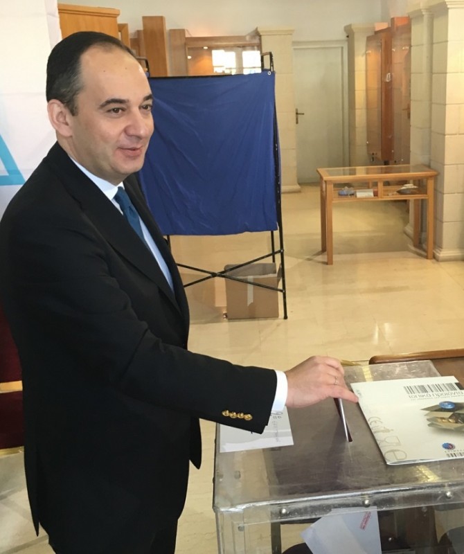 ο Γιάννης Πλακιωτάκης ψήφισε για τον πρόεδρο της Ν.Δ. στον Άγιο Νικόλαο