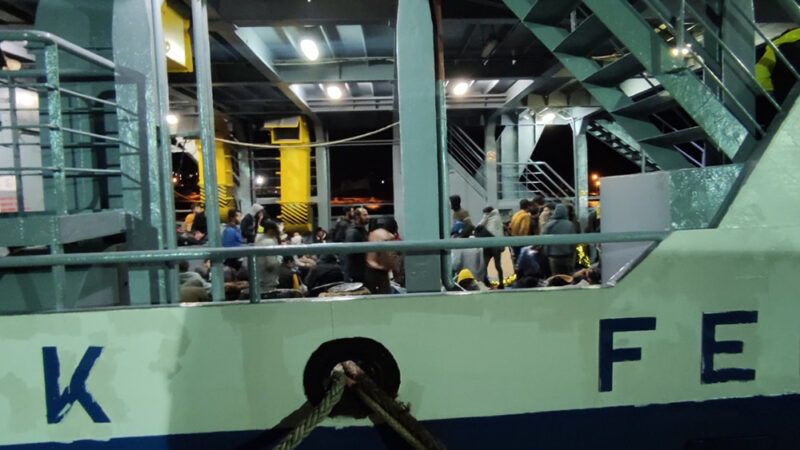 Ντροπή η διαμονή των προσφύγων σε φέρι μποτ στην Παλαιόχωρα