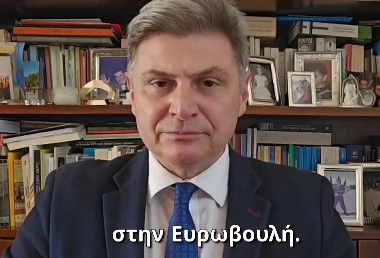 Δεν παραδίδει την έδρα ο Φαραντούρης