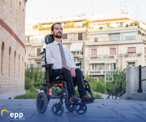 Ο Στέλιος Κυμπουρόπουλος ζητά από την Ε.Ε. να ανοίξει το δρόμο για πλήρη εκλογικά δικαιώματα για τα ανάπηρα άτομα